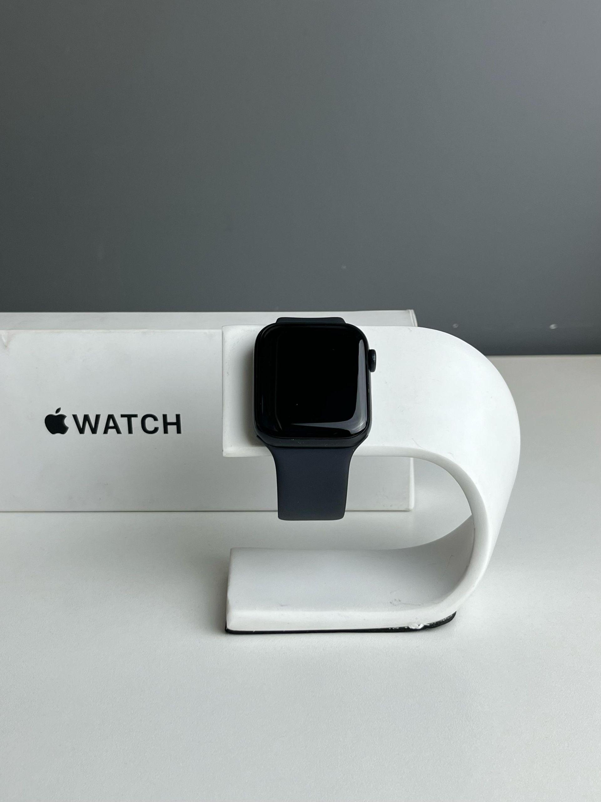 Apple Watch SE 44 мм (2е поколение)