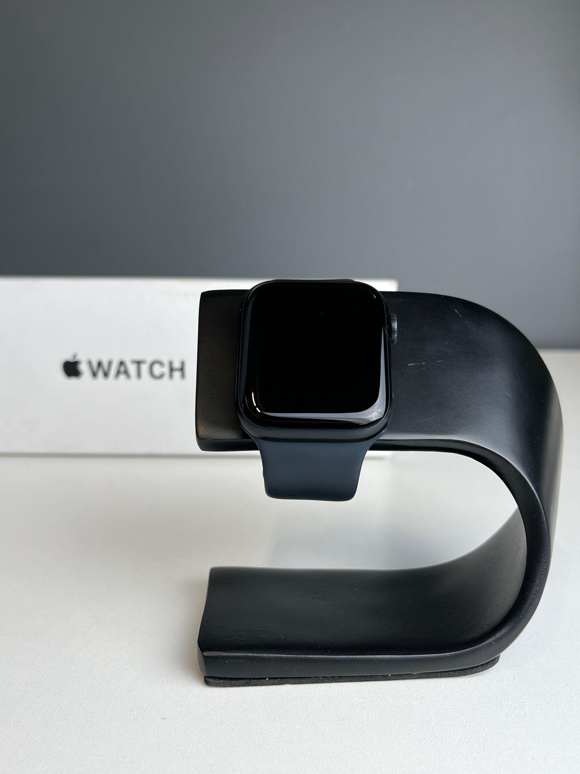 Apple Watch SE 44 мм (2е поколение)