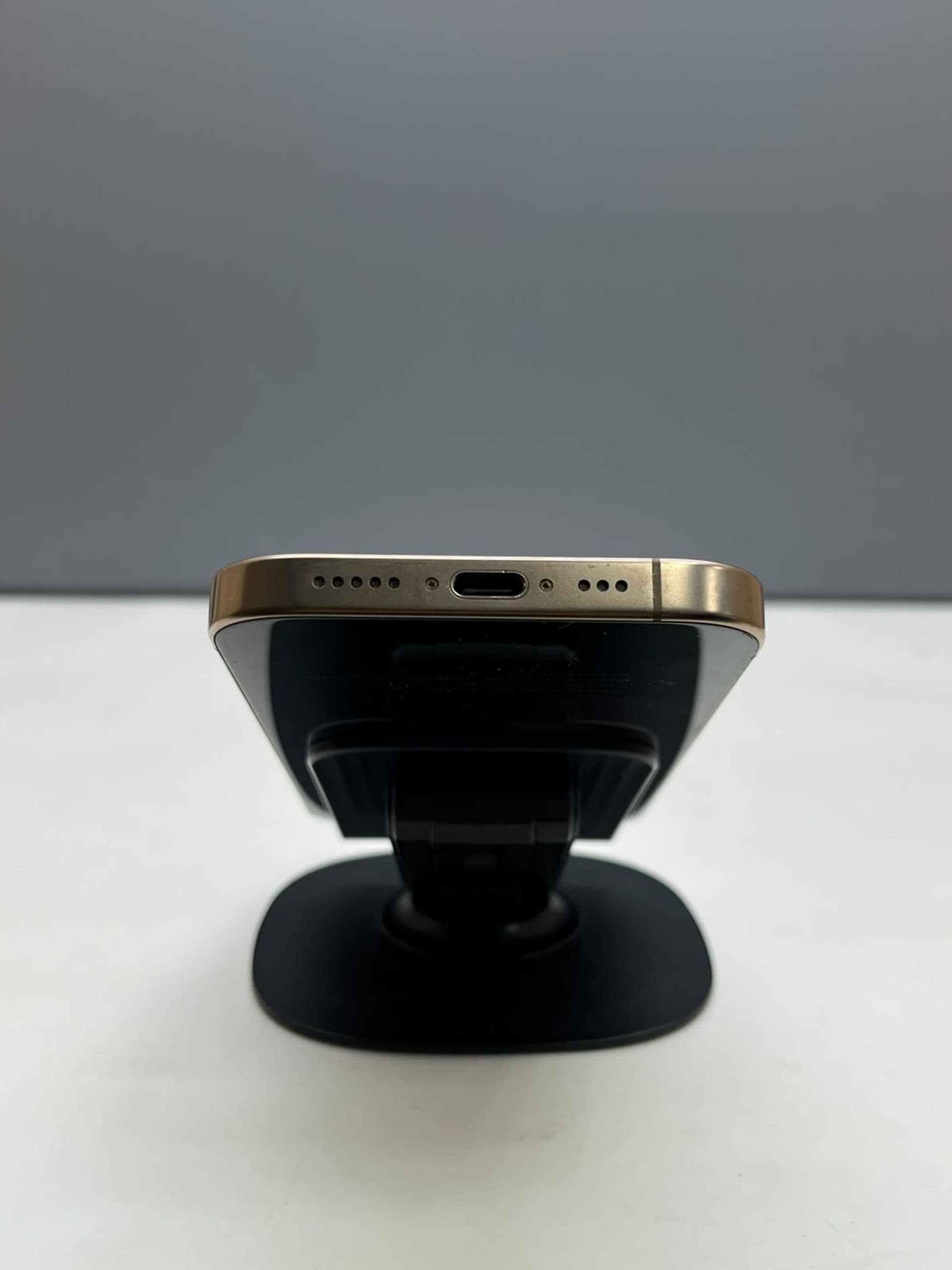iPhone 16 Pro, 256 ГБ, Золотистый — фото 6